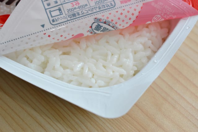注文したラーメンと一緒に持参した白米を食べていたら注意を受けました。なぜ文句を言われるのか？