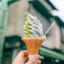 観光地ワイ「ようし楽しむぞぉ！お、ここのソフトクリーム有名なんか！食うぞ！…ん？」