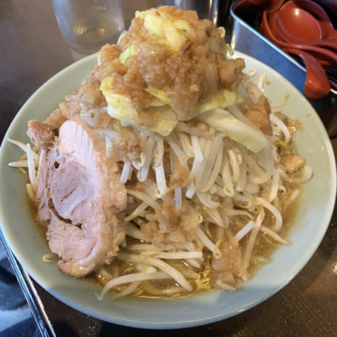 二郎系で大400g野菜マシマシを余裕で平らげる化け物居るでしょ