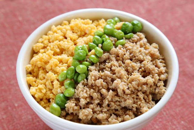 牛丼、豚丼はあるのに鶏丼は無いよな