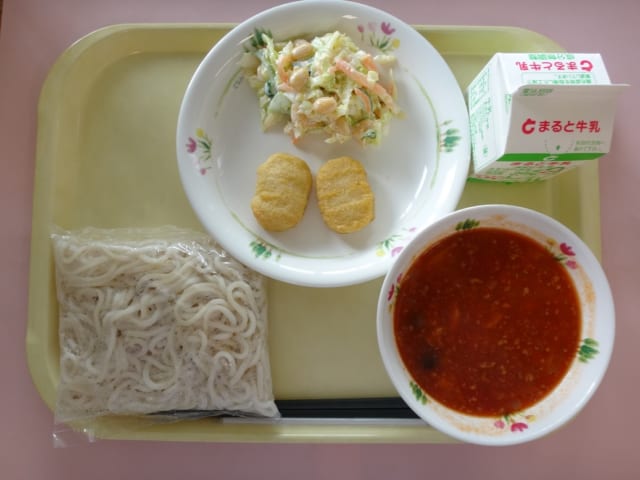 給食配送員「体調不良なのでちょっと今日無理です…」小学校にソフト麺が届かずメイン抜きに