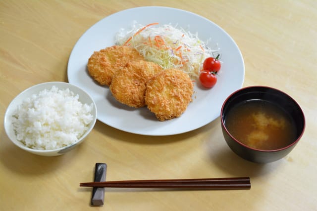 コロッケで白飯は食べづらいよな…？