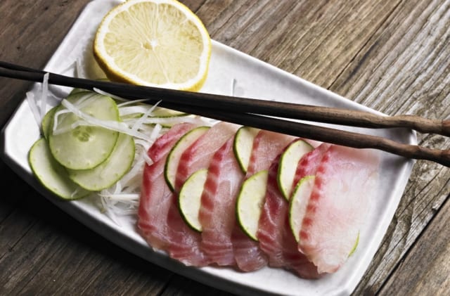 【悲報】「イズミダイ」という寿司ネタを食べたワイ、真実を知り吐く🤮