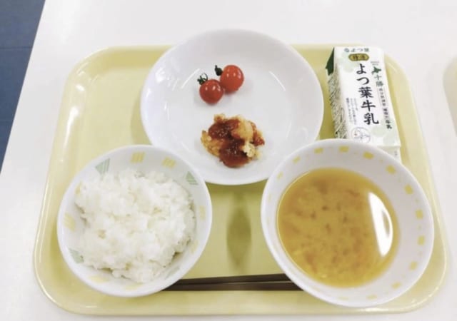 【悲報】学校給食、オカズがガチで無くなる