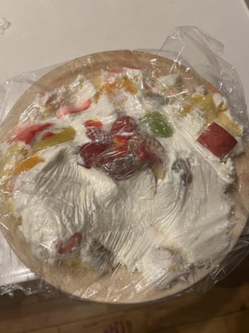 【悲報】夫さん、妻と口論した腹いせに子供の誕生日ケーキをぐちゃぐちゃにしてしまう
